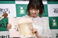 お気に入りのページを開く西野七瀬。