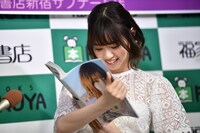 お気に入り写真のタイトルを考える西野七瀬。