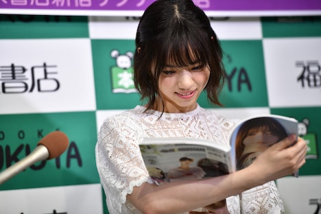 お気に入り写真のタイトルを考える西野七瀬。