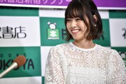 笑顔で質問に応じる西野七瀬。