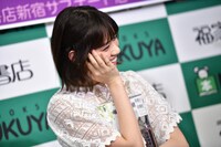 照れながら父親について話す西野七瀬。父は芸能人に例えると「しいて言うなら、ナインティナインの岡村（隆史）さん」とのこと。