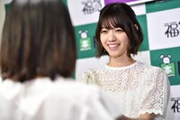 ファンに1stフォトブック「わたしのこと」を手渡す西野七瀬。
