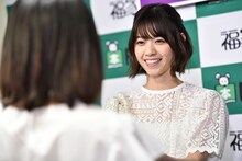 ファンに1stフォトブック「わたしのこと」を手渡す西野七瀬。