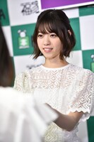ファンに1stフォトブック「わたしのこと」を手渡す西野七瀬。