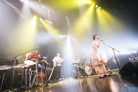 「デビュー5周年企画 -2部構成- 『愛のせい』アルバム全曲再現ライブ&シングル全曲ライブ」東京・EX THEATER ROPPONGI公演の様子。（撮影：山川哲矢）