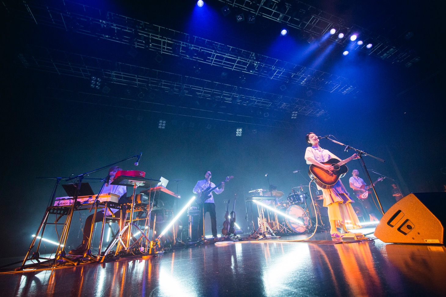 「デビュー5周年企画 -2部構成- 『愛のせい』アルバム全曲再現ライブ&シングル全曲ライブ」東京・EX THEATER ROPPONGI公演の様子。（撮影：山川哲矢）