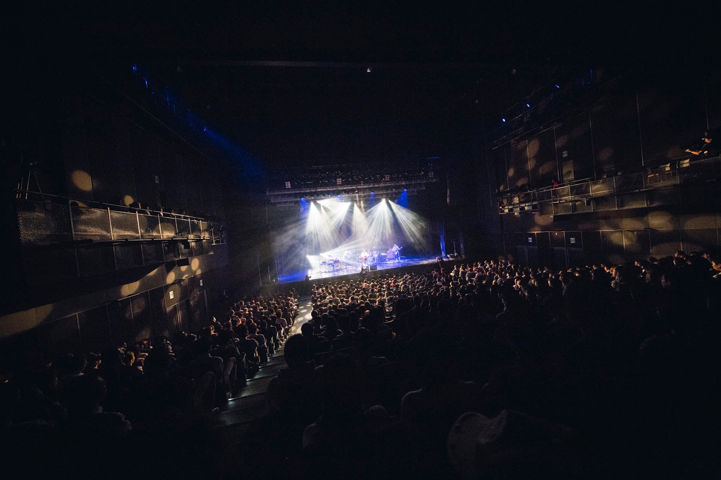 「デビュー5周年企画 -2部構成- 『愛のせい』アルバム全曲再現ライブ&シングル全曲ライブ」東京・EX THEATER ROPPONGI公演の様子。（撮影：山川哲矢）