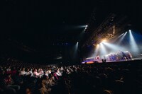 「デビュー5周年企画 -2部構成- 『愛のせい』アルバム全曲再現ライブ&シングル全曲ライブ」東京・EX THEATER ROPPONGI公演の様子。（撮影：山川哲矢）