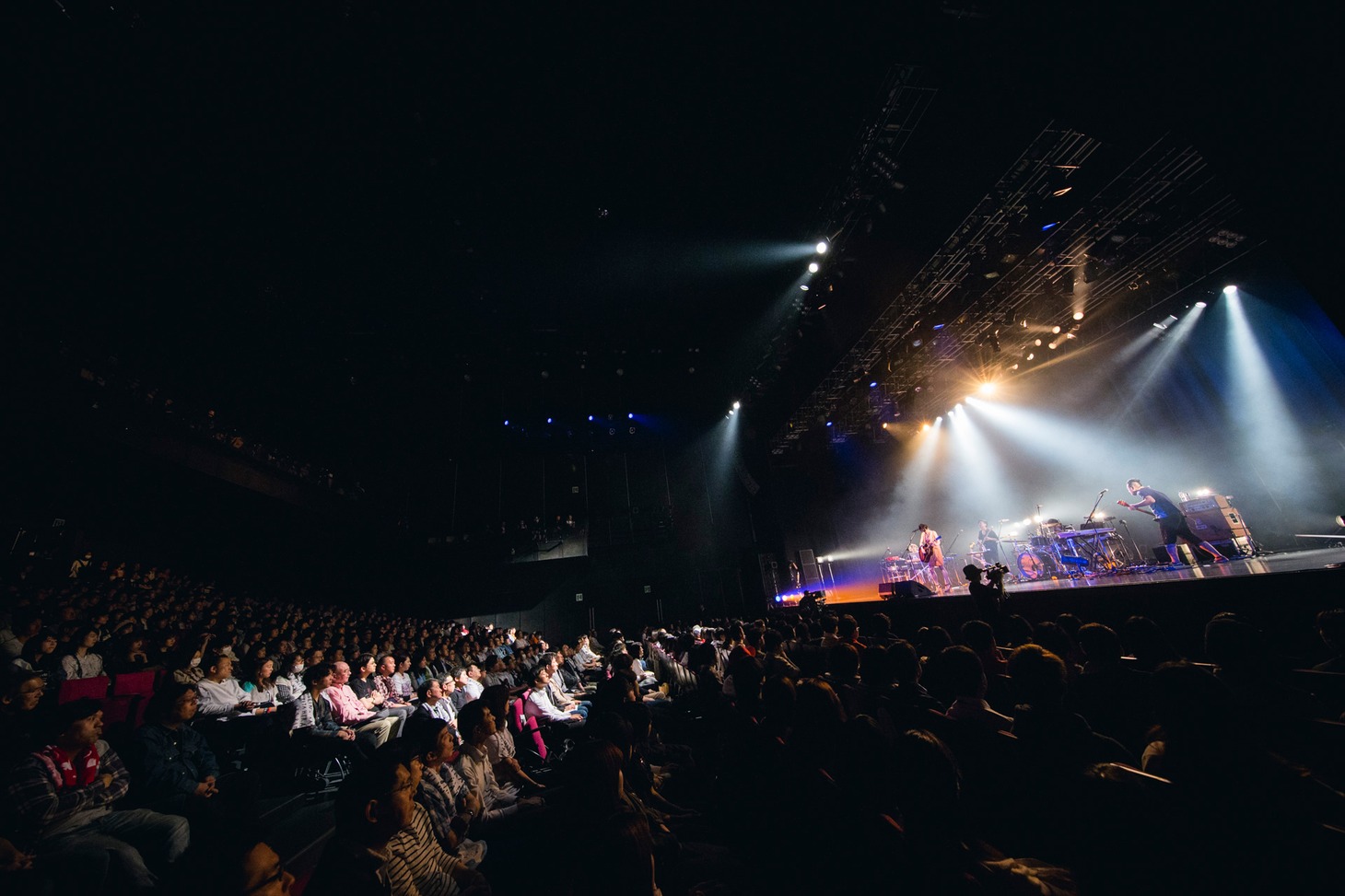 「デビュー5周年企画 -2部構成- 『愛のせい』アルバム全曲再現ライブ&シングル全曲ライブ」東京・EX THEATER ROPPONGI公演の様子。（撮影：山川哲矢）