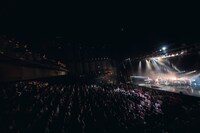 「デビュー5周年企画 -2部構成- 『愛のせい』アルバム全曲再現ライブ&シングル全曲ライブ」東京・EX THEATER ROPPONGI公演の様子。（撮影：山川哲矢）