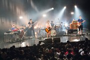 「デビュー5周年企画 -2部構成- 『愛のせい』アルバム全曲再現ライブ&シングル全曲ライブ」東京・EX THEATER ROPPONGI公演の様子。（撮影：山川哲矢）