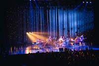 「デビュー5周年企画 -2部構成- 『愛のせい』アルバム全曲再現ライブ&シングル全曲ライブ」東京・EX THEATER ROPPONGI公演の様子。（撮影：山川哲矢）