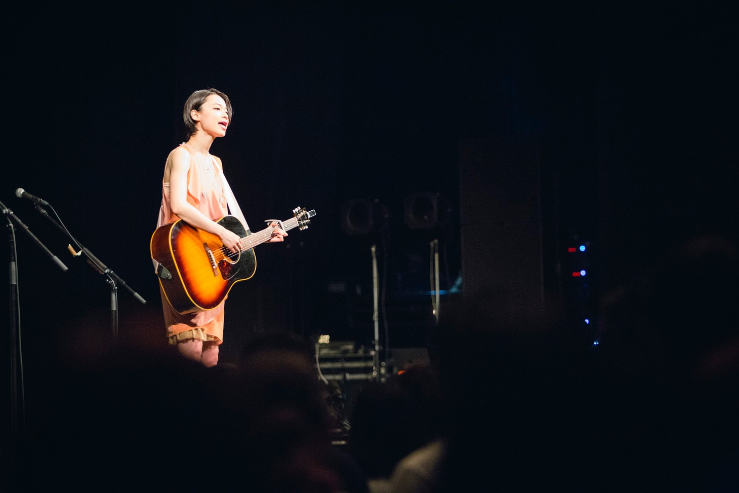 「デビュー5周年企画 -2部構成- 『愛のせい』アルバム全曲再現ライブ&シングル全曲ライブ」東京・EX THEATER ROPPONGI公演の様子。（撮影：山川哲矢）