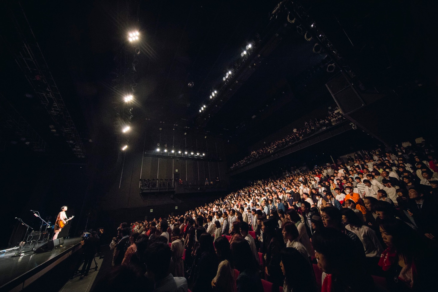 「デビュー5周年企画 -2部構成- 『愛のせい』アルバム全曲再現ライブ&シングル全曲ライブ」東京・EX THEATER ROPPONGI公演の様子。（撮影：山川哲矢）