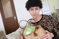 買い物カゴを抱えるタカシ。(c)フジテレビ