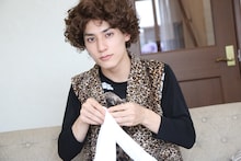 タオルを畳むユースケ。(c)フジテレビ