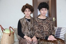 「次ナルTV-G」より、“オバショット”を決めるユースケとタカシ。(c)フジテレビ