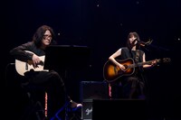 左から岩井俊二、新山詩織。