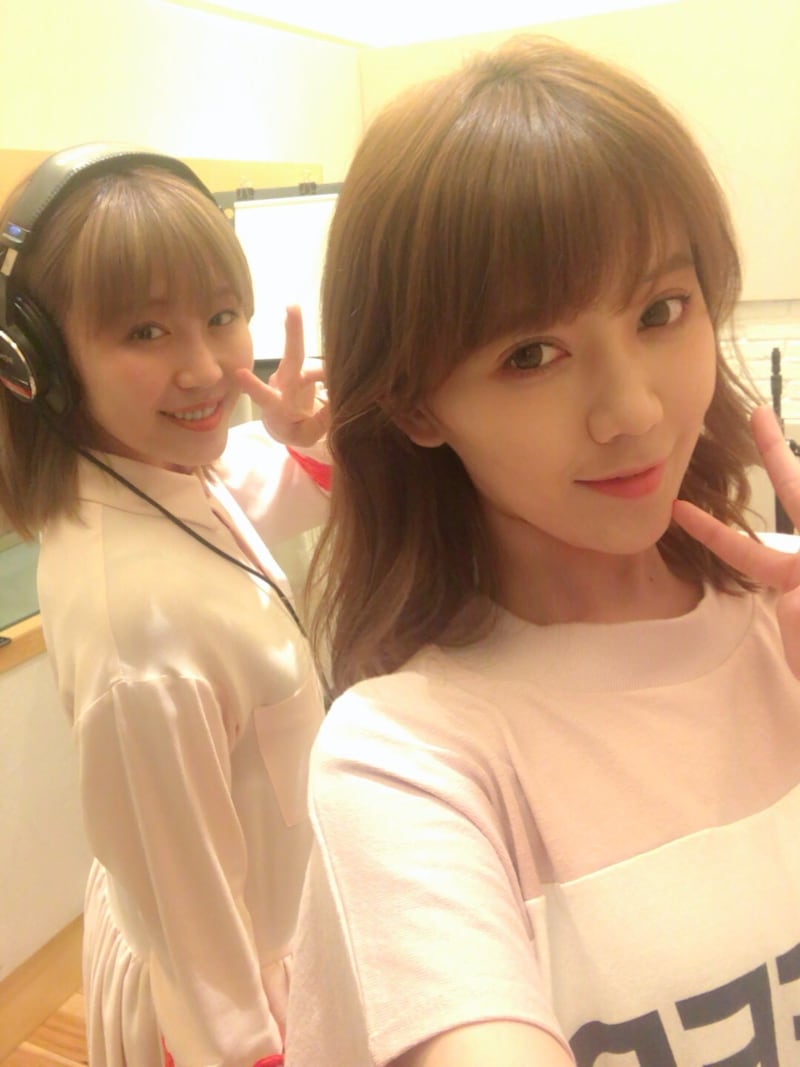 左から鷲尾伶菜、MACO。