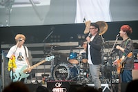 オリジナルメンバーのUDO（右から2番目）と04 Limited Sazabysメンバー。