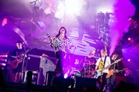 渋谷龍太（SUPER BEAVER）を迎えた「mahoroba」演奏時の様子。