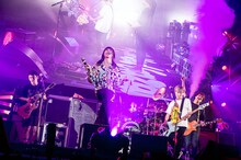 渋谷龍太（SUPER BEAVER）を迎えた「mahoroba」演奏時の様子。