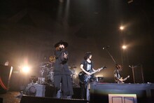 「メランコリック」を披露するPlastic Treeと清春。（写真提供：J-ROCK）