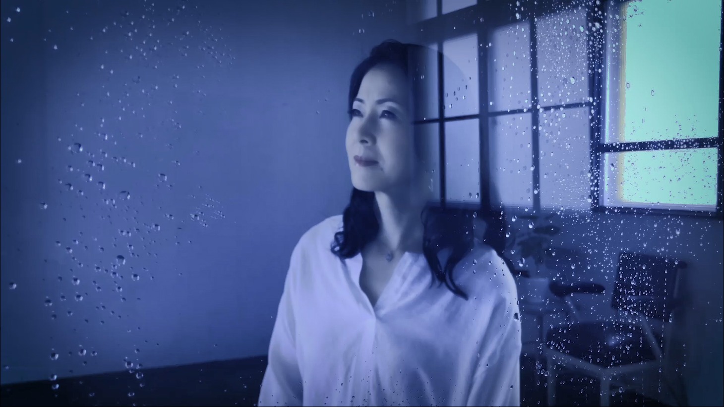 坂本冬美「雨の別れ道（ソロバージョン）」予告編のワンシーン。