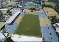 東京・明治神宮野球場と秩父宮ラグビー場の外観。
