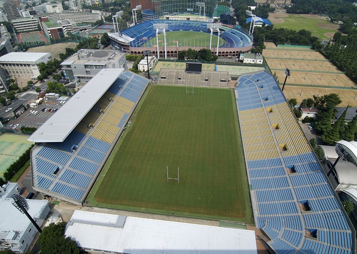 東京・明治神宮野球場と秩父宮ラグビー場の外観。