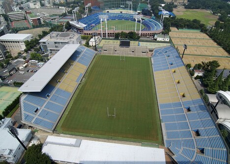 東京・明治神宮野球場と秩父宮ラグビー場の外観。