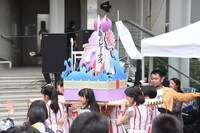 “神輿のビーナス”の登場場面。