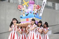 笑顔で神輿を担ぐばってん少女隊。