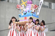 笑顔で神輿を担ぐばってん少女隊。