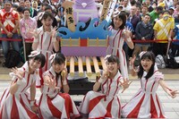 ばってん少女隊「いま、会いにゆきナス」東京・ダイバーシティ東京プラザ フェスティバル広場の様子。