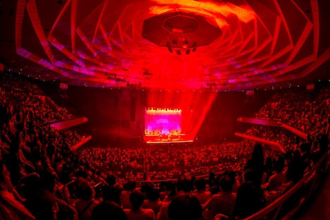 「GLIM SPANKY LIVE AT 日本武道館」の様子。（photo by HAJIME KAMIIISAKA）