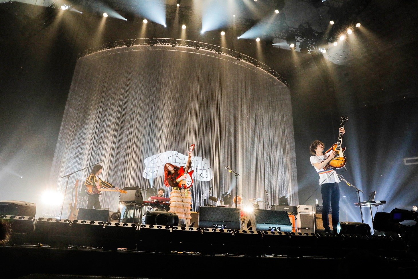 「GLIM SPANKY LIVE AT 日本武道館」の様子。（photo by HAJIME KAMIIISAKA）