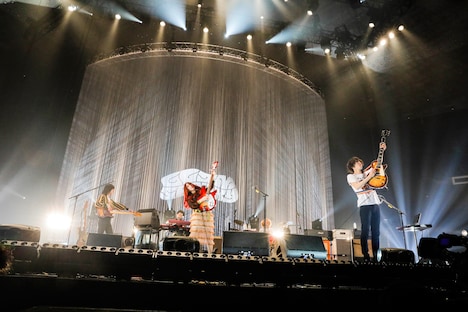 「GLIM SPANKY LIVE AT 日本武道館」の様子。（photo by HAJIME KAMIIISAKA）