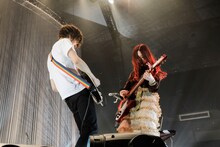 向かい合って演奏するGLIM SPANKY。（photo by HAJIME KAMIIISAKA）