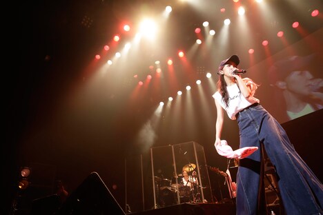 「板野友美 LIVE TOUR 2018 ～Just as I am～」最終公演の様子。（写真提供：キングレコード）