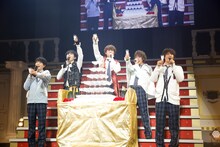 ミルクタワーの前で乾杯するM!LK。（撮影：笹森健一）