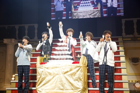 ミルクタワーの前で乾杯するM!LK。（撮影：笹森健一）