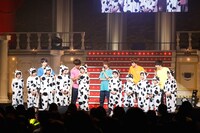 M!LKとキッズダンサーズたち。（撮影：笹森健一）