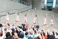 ばってん少女隊「いま、会いにゆきナス」東京・ダイバーシティ東京プラザ フェスティバル広場の様子。（撮影：田中聖太郎事務所）