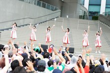 ばってん少女隊「いま、会いにゆきナス」東京・ダイバーシティ東京プラザ フェスティバル広場の様子。（撮影：田中聖太郎事務所）