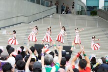 ばってん少女隊「いま、会いにゆきナス」東京・ダイバーシティ東京プラザ フェスティバル広場の様子。（撮影：田中聖太郎事務所）