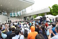 ばってん少女隊「いま、会いにゆきナス」東京・ダイバーシティ東京プラザ フェスティバル広場の様子。（撮影：田中聖太郎事務所）