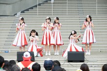 ばってん少女隊「いま、会いにゆきナス」東京・ダイバーシティ東京プラザ フェスティバル広場の様子。（撮影：田中聖太郎事務所）