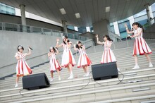 ばってん少女隊「いま、会いにゆきナス」東京・ダイバーシティ東京プラザ フェスティバル広場の様子。（撮影：田中聖太郎事務所）