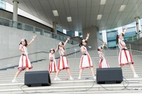 ばってん少女隊「いま、会いにゆきナス」東京・ダイバーシティ東京プラザ フェスティバル広場の様子。（撮影：田中聖太郎事務所）